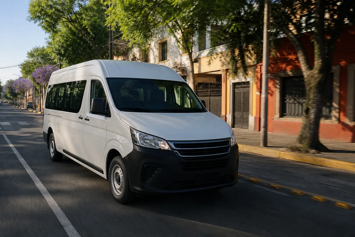 Unidad de transporte escolar circulando por una zona urbana de México
